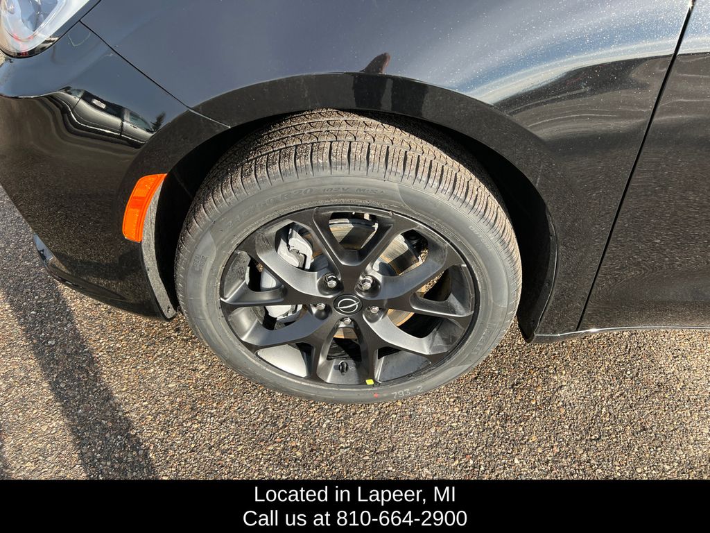 2026 Chrysler Pacifica Limited - Photo 10