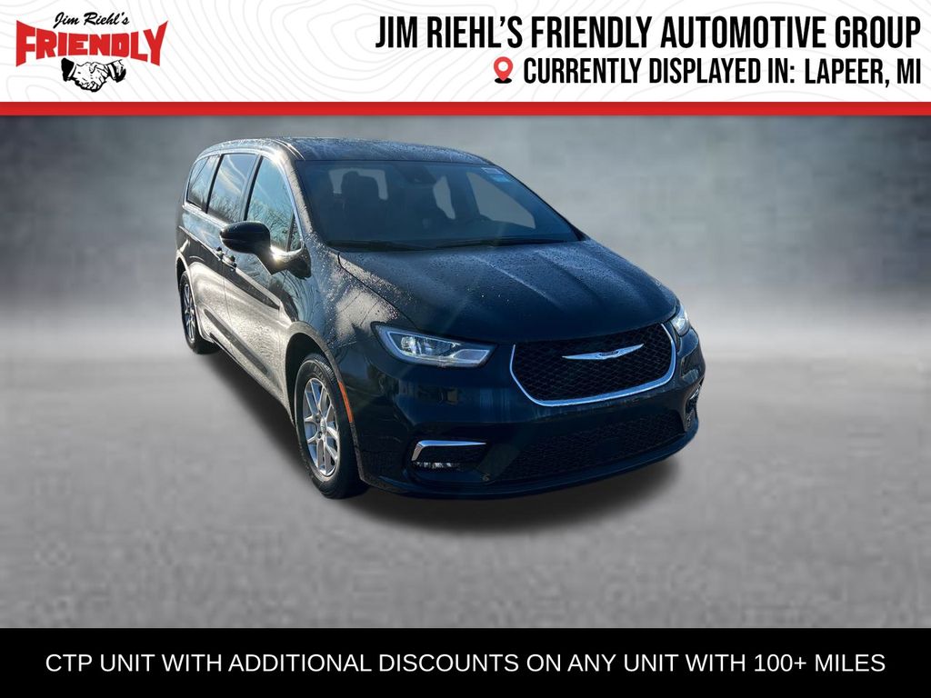 2026 Chrysler Pacifica Select's photo