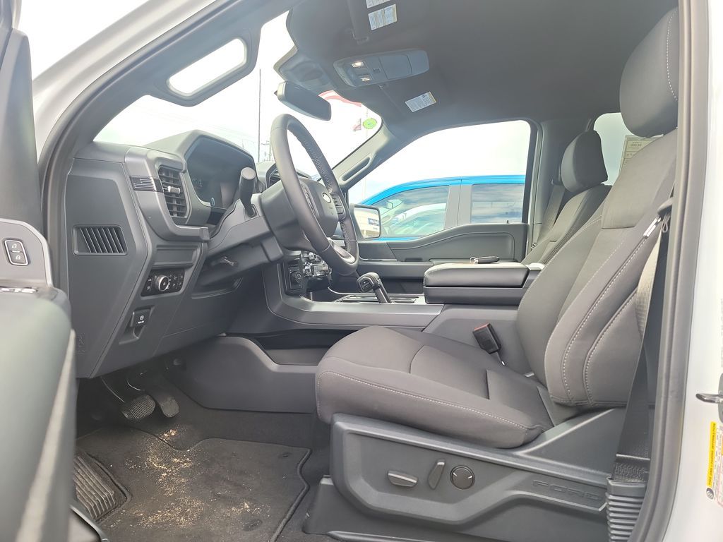 2025 Ford F-150 XLT photo 2