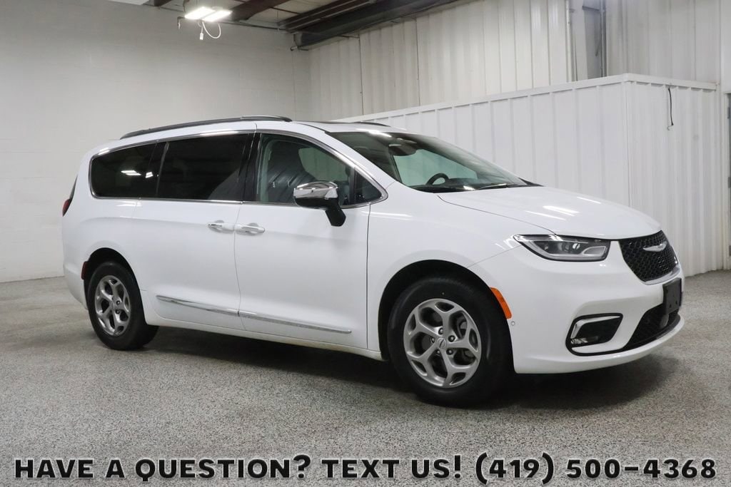 2023 Chrysler Pacifica Limited AWD's photo