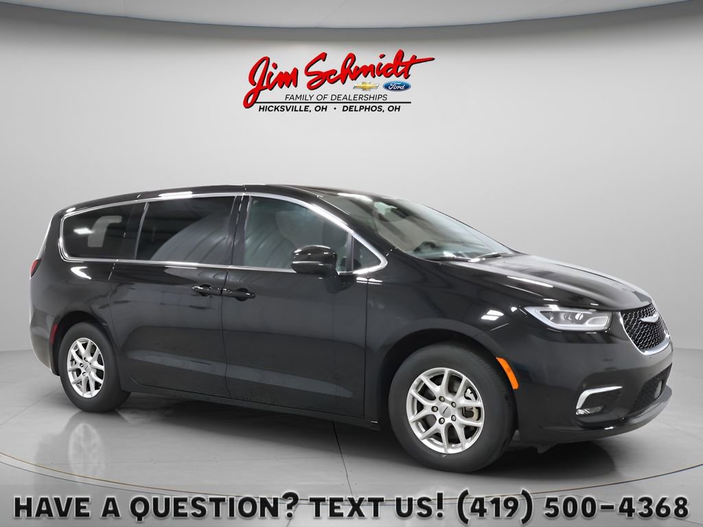 2025 Chrysler Pacifica Select's photo
