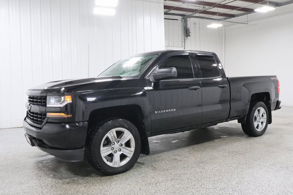 2017 Chevrolet Silverado 1500 Custom photo 2