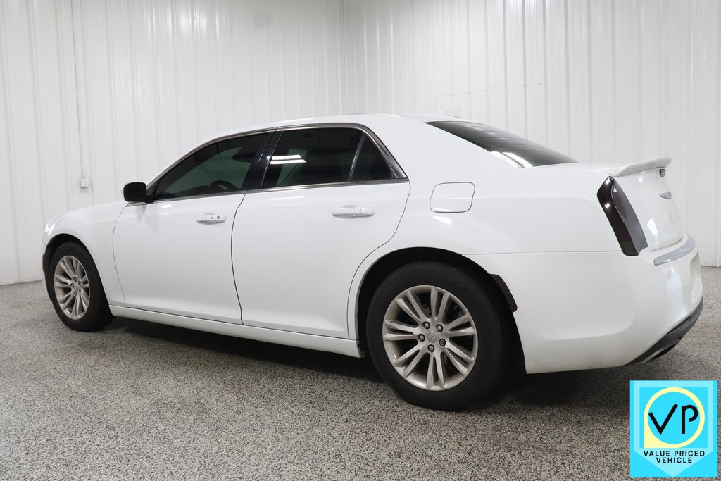 2017 Chrysler 300 Limited photo 3