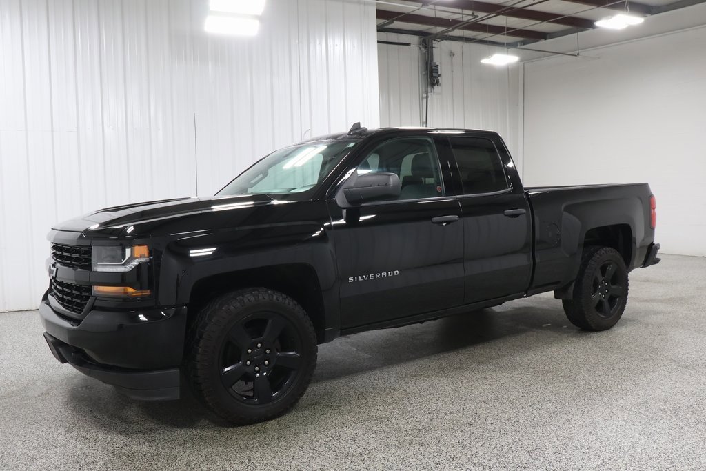 2018 Chevrolet Silverado 1500 Custom photo 2