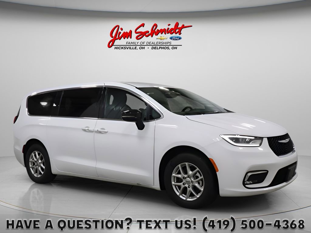 2025 Chrysler Pacifica Select's photo