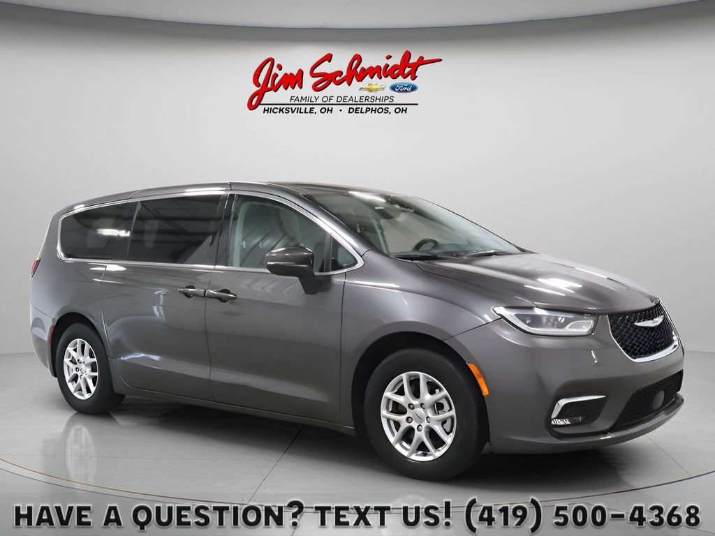 2023 Chrysler Pacifica Touring L's photo