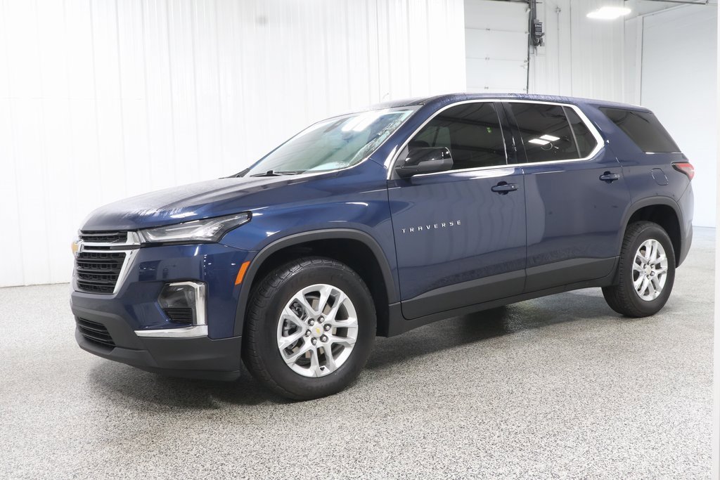 2022 Chevrolet Traverse LS photo 2