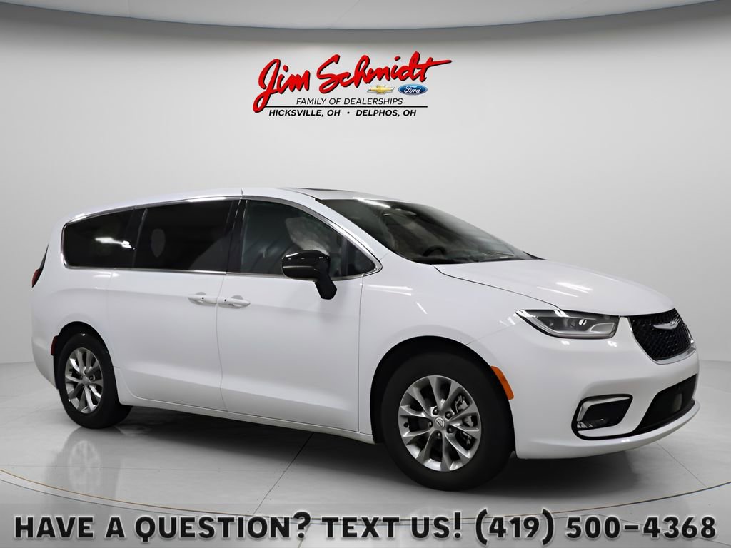 2026 Chrysler Pacifica Limited's photo