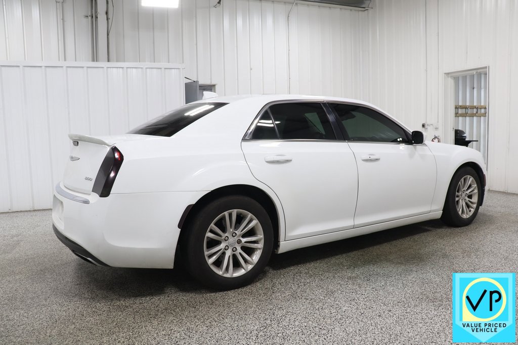 2017 Chrysler 300 Limited photo 4