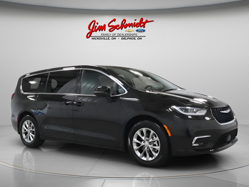 2026 Chrysler Pacifica Limited's photo