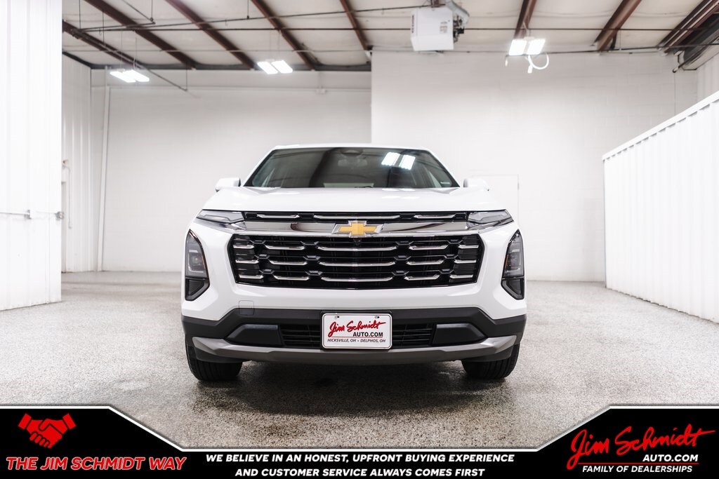 2025 Chevrolet Equinox LT photo 2