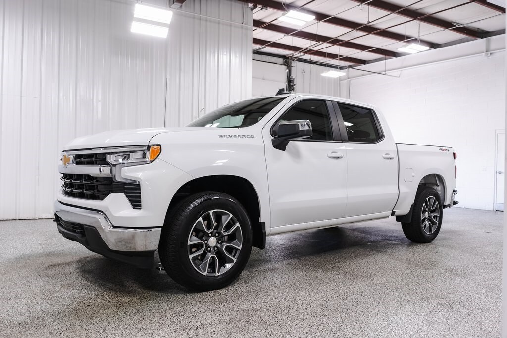 2023 Chevrolet Silverado 1500 LT photo 3