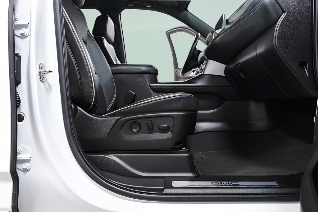 2024 GMC Yukon SLT - Photo 32