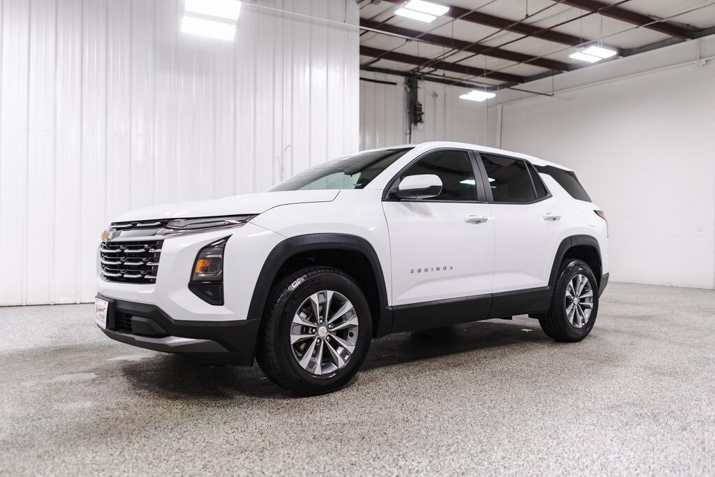 2025 Chevrolet Equinox LT photo 3