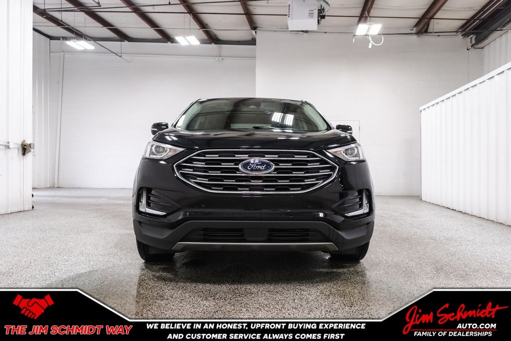 2021 Ford Edge Titanium photo 2