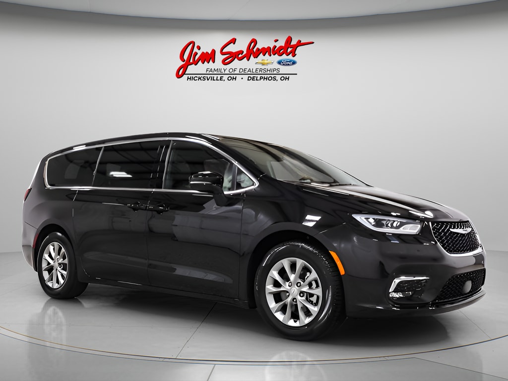 2026 Chrysler Pacifica Limited's photo