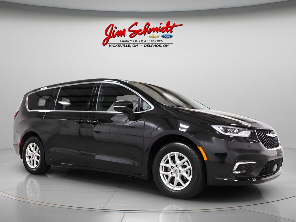 2025 Chrysler Pacifica Select's photo