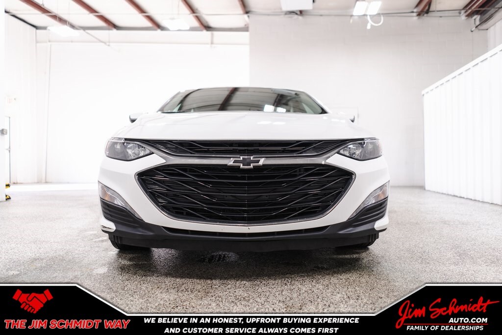 2024 Chevrolet Malibu 1LT photo 2