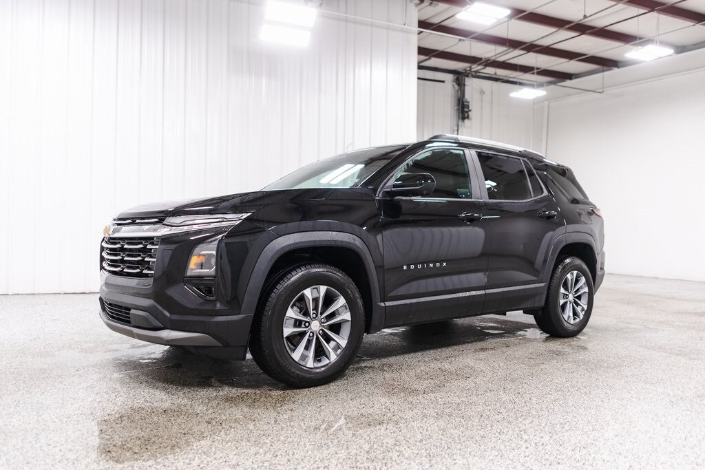 2025 Chevrolet Equinox LT photo 2