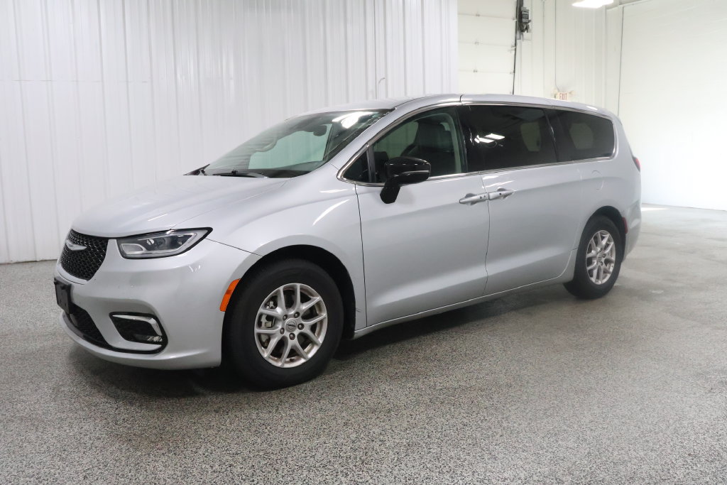 Used 2024 Chrysler Pacifica Touring L Minivan/Van
