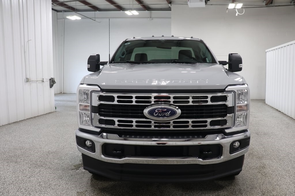 2025 Ford F-350 photo 3