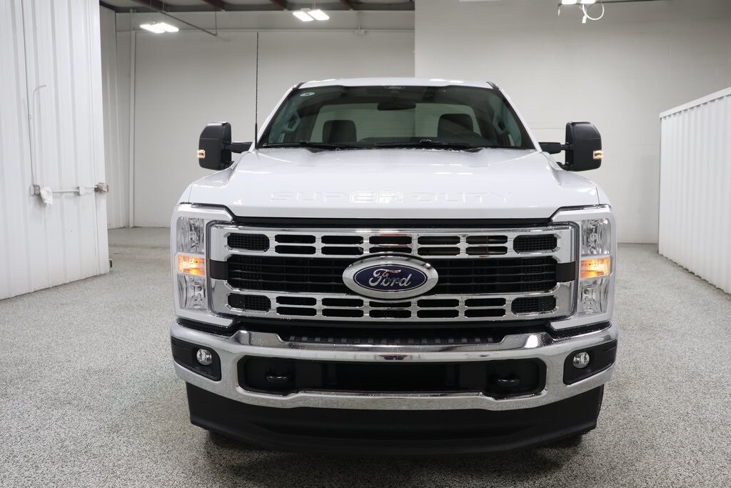 2025 Ford F-350 photo 3