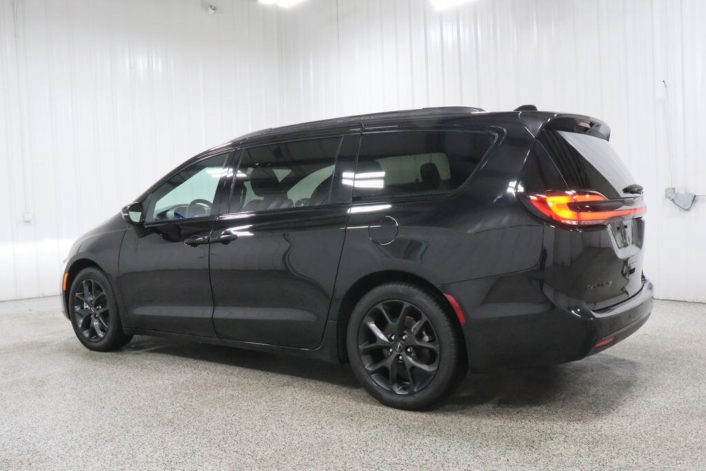Used 2025 Chrysler Pacifica Limited Minivan/Van