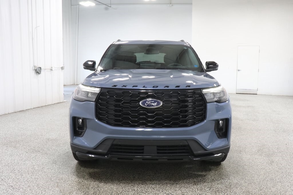 2025 Ford Explorer ST-Line photo 2