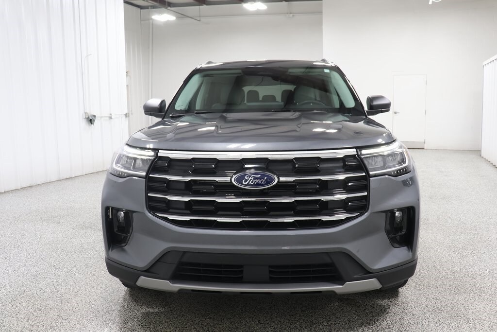 2025 Ford Explorer photo 2