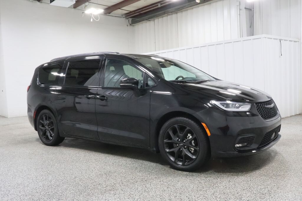 Used 2025 Chrysler Pacifica Limited Minivan/Van