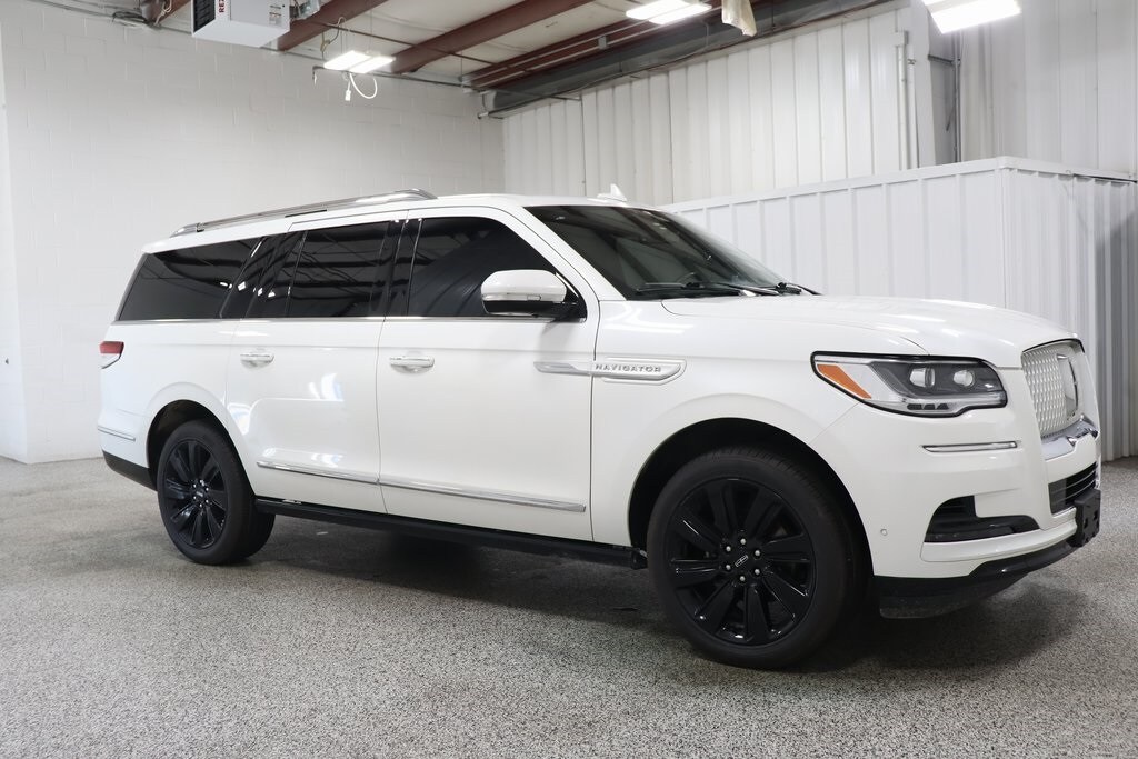 2023 Lincoln Navigator L Reserve photo 2