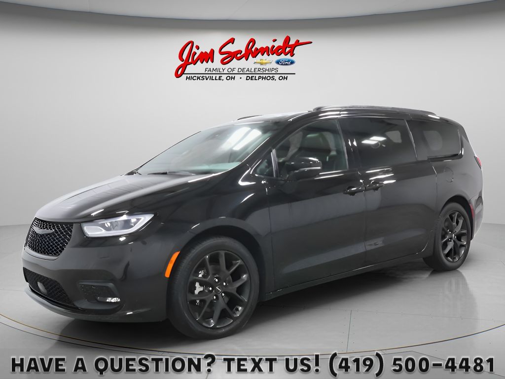 2025 Chrysler Pacifica Limited's photo
