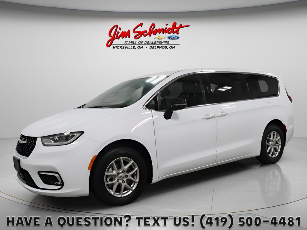 2025 Chrysler Pacifica Select's photo