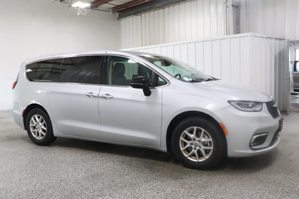 Used 2024 Chrysler Pacifica Touring L Minivan/Van