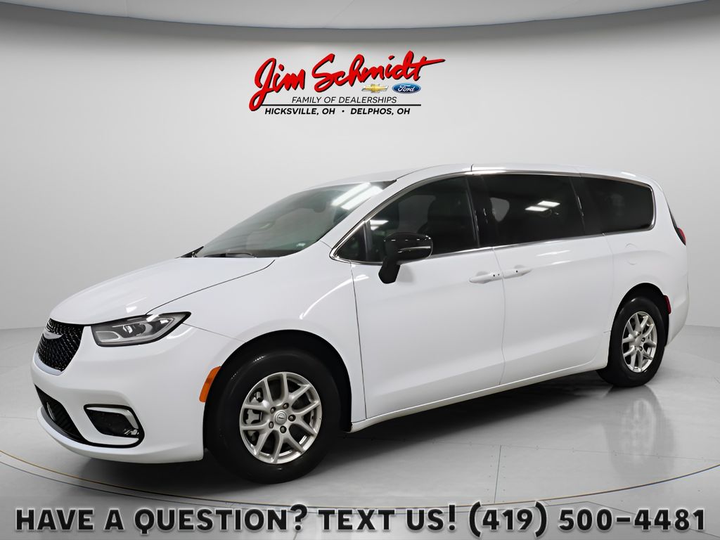 2026 Chrysler Pacifica Select's photo