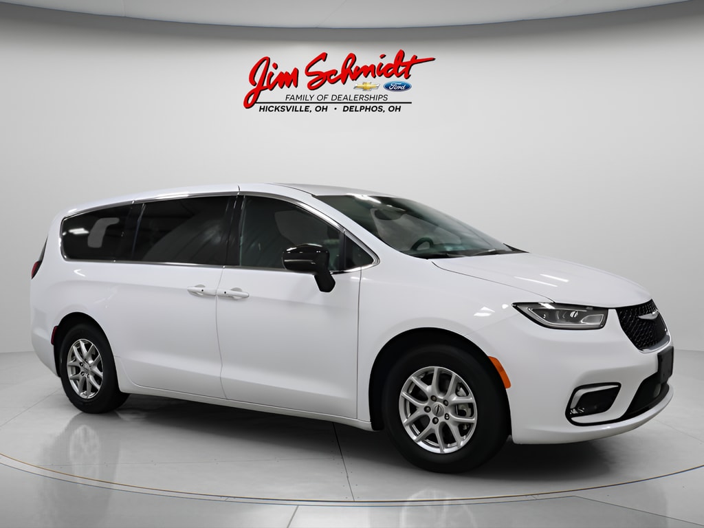 Used 2025 Chrysler Pacifica Select Minivan/Van