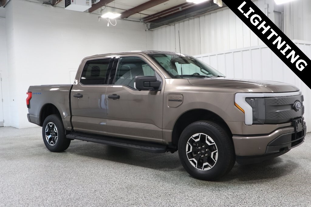 2023 Ford F-150 Lightning XLT photo 2