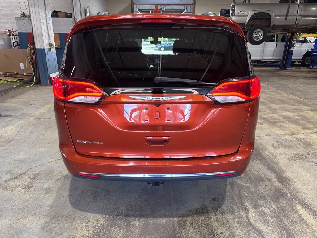 2018 Chrysler Pacifica Touring L photo 3