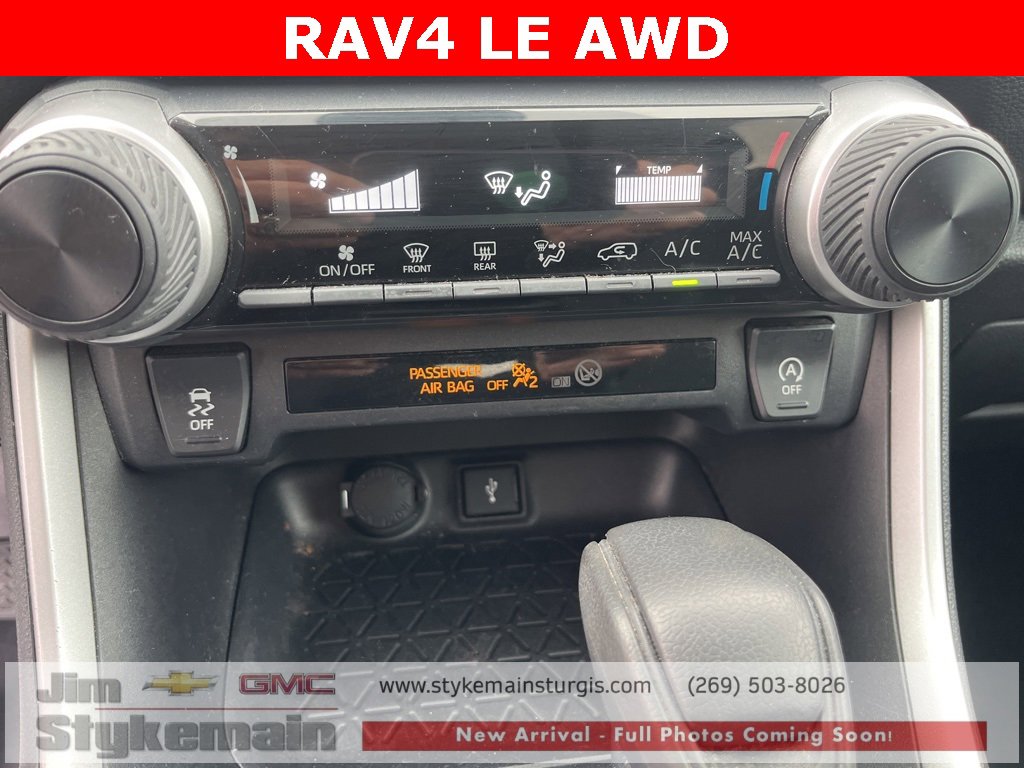 2020 Toyota RAV4 LE photo 3