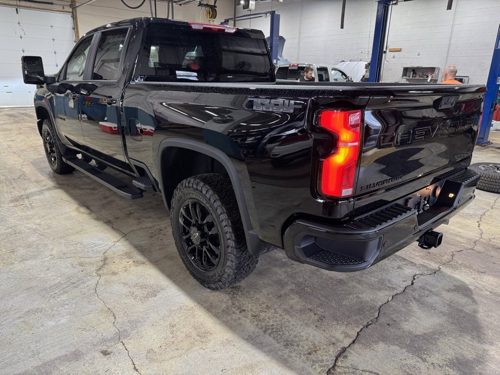 2025 Chevrolet Silverado 2500HD LT photo 2