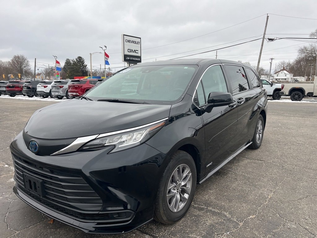 2021 Toyota Sienna LE's photo