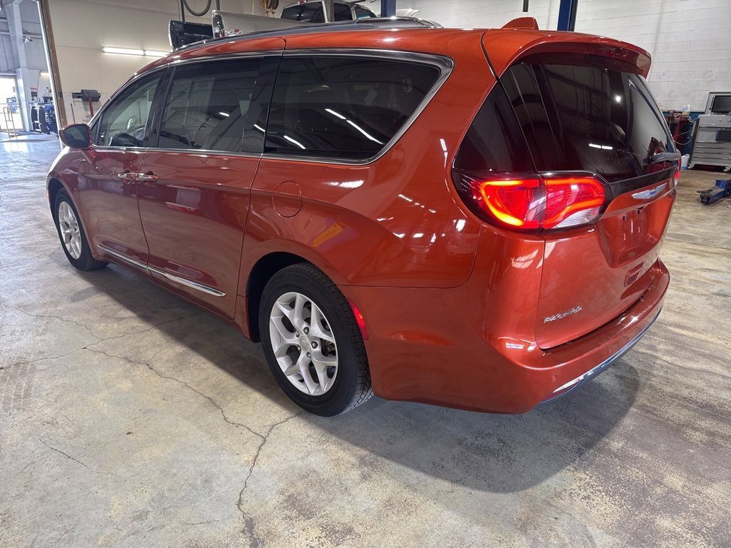 2018 Chrysler Pacifica Touring L photo 2