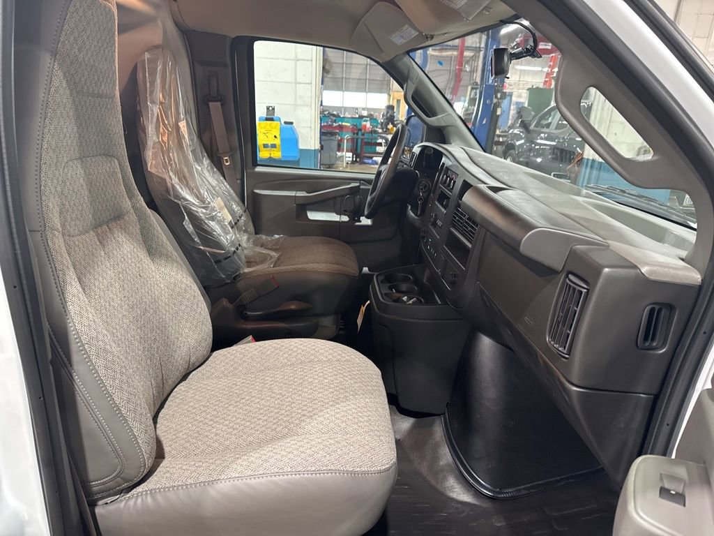 2024 GMC Savana Cargo Work Van - Photo 26