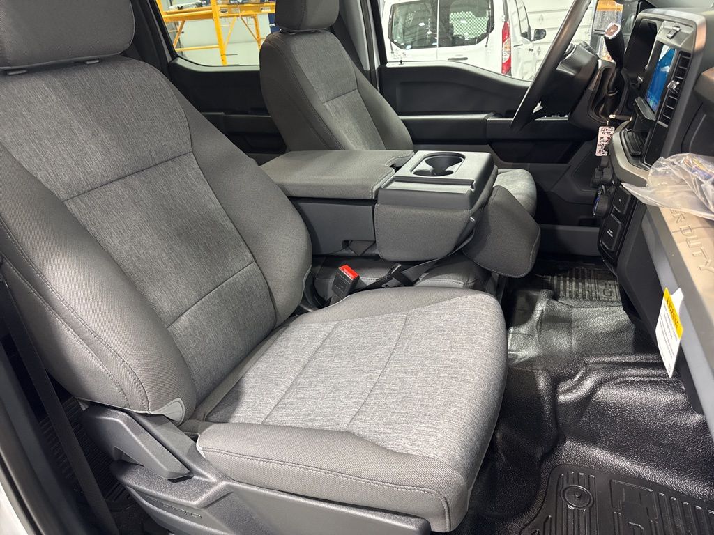 2025 Ford F-450 Super Duty Chassis Cab XL - Photo 29