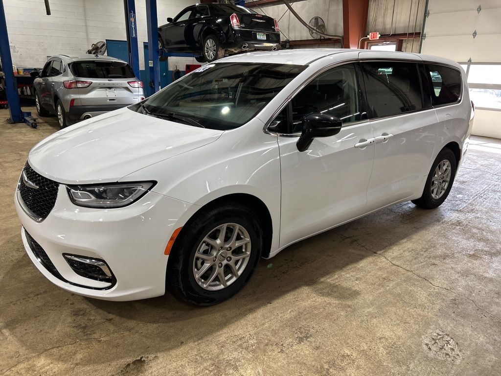2024 Chrysler Pacifica Touring L's photo