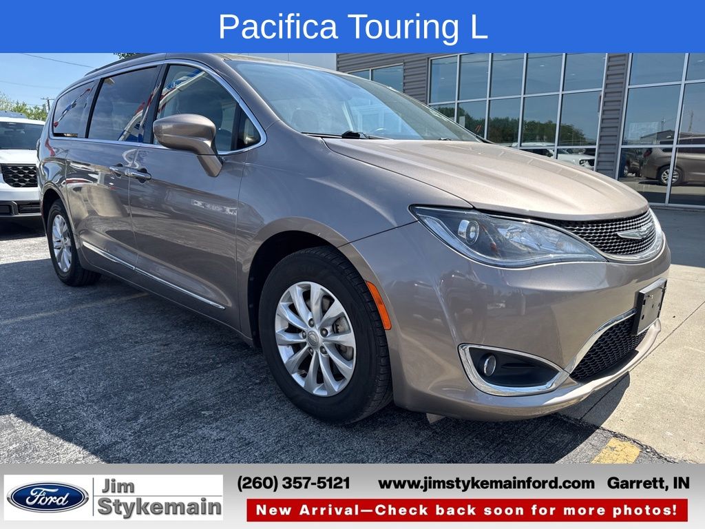 2017 Chrysler Pacifica Touring-L's photo