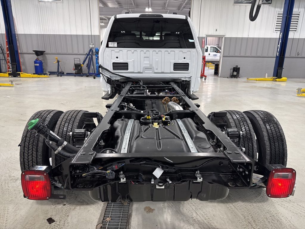 2025 Ford F-450 Super Duty Chassis Cab XL - Photo 7