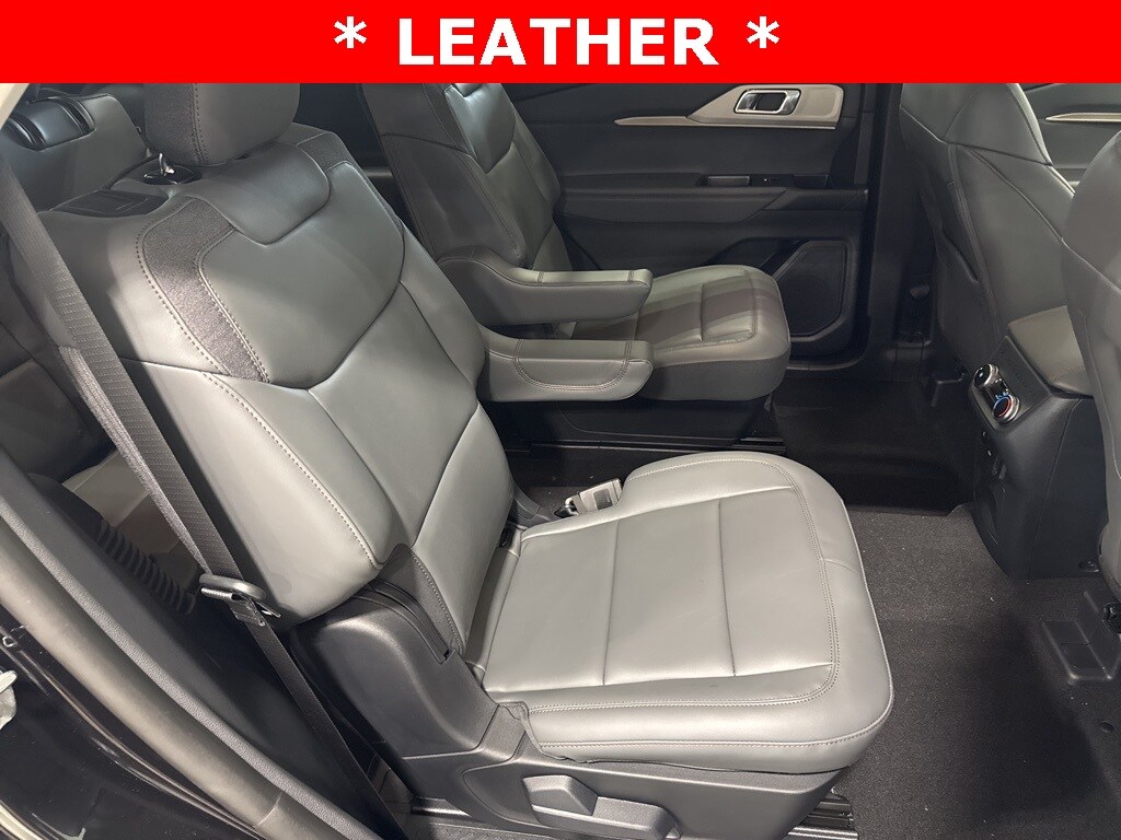 2025 Ford Explorer photo 2