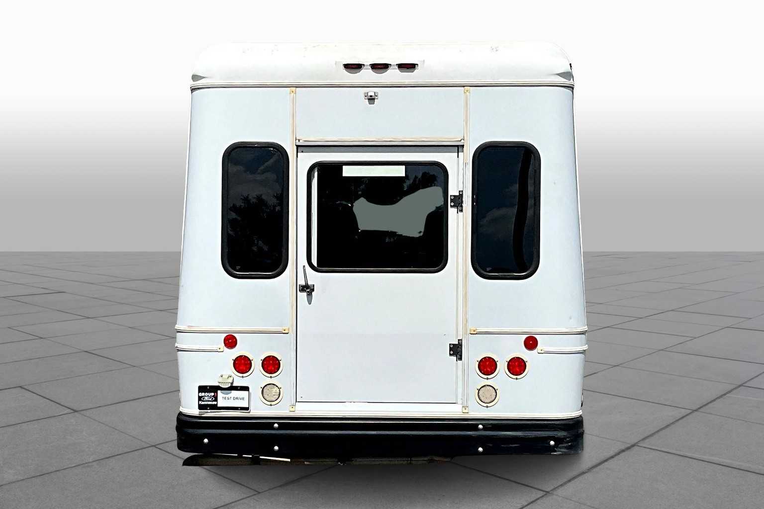 2014 Ford E-450 photo 3