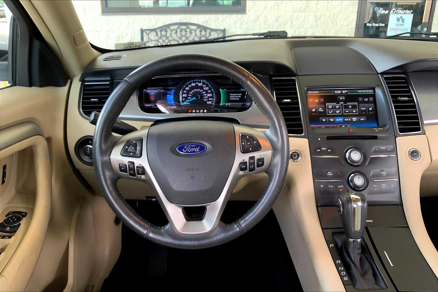 2015 Ford Taurus SEL photo 4